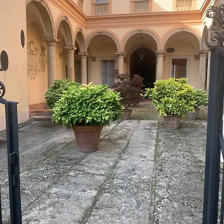 In A Courtyard In Downtown, New And Quiet شقة