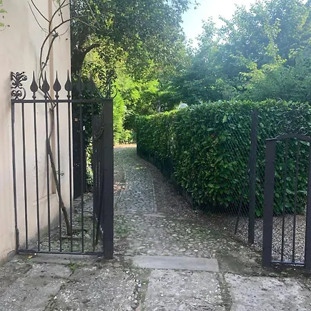 In A Courtyard In Downtown, New And Quiet * بولونيا